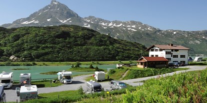 Reisemobilstellplatz - öffentliche Verkehrsmittel - Scuol - Camping Zeinissee mit Hausberg "Ballunspitze" - Camping Zeinissee