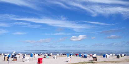 Motorhome parking space - Umgebungsschwerpunkt: Meer - Ostfriesland - Entspannen Sie in einem der vielen Strandkörbe oder nehmen Sie ein erfrischendes Bad in der Nordsee. - Wohnmobilstellplatz am Campingplatz Harlesiel
