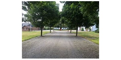 Motorhome parking space - Radweg - Denmark - Auffahrt Wohnhaus - Katrinegaard