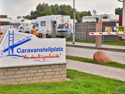 Motorhome parking space - Art des Stellplatz: bei Caravanhändler - Germany - Einfahrt/Ausfahrt mit Schranke - Caravanstellplatz "An der Rügenbrücke"