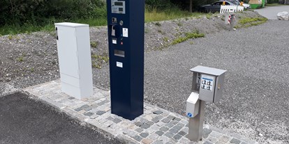 Reisemobilstellplatz - Umgebungsschwerpunkt: Stadt - Fischbachau - Parkautomat mit EC Kartenfunktion. Rechts daneben die Frischwasserstation mit Münzautomat. - Wohnmobilstellplatz in der Bahnhofstraße
