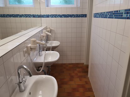 Reisemobilstellplatz - Art des Stellplatz: bei Hotel - Deutschland - Waschräume mit separaten Duschen - Caravanstellplatz am Tierpark