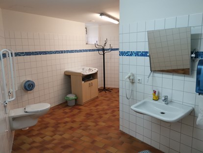 Reisemobilstellplatz - Entsorgung Toilettenkassette - Familienduschbad / Behinderten-WC - Caravanstellplatz am Tierpark