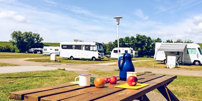 Motorhome parking space - Art des Stellplatz: vor Campingplatz - Nordseeküste - Camping - Regenbogen Husum
