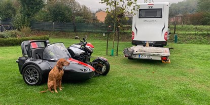 Reisemobilstellplatz - Art des Stellplatz: ausgewiesener Parkplatz - Cutigliano - We are a safe and secure parking area (open all year) for your camper, which you may leave with us while you explore further afield by bike,vespa, train or bus.... - Area sosta la Cantina del vino Barga