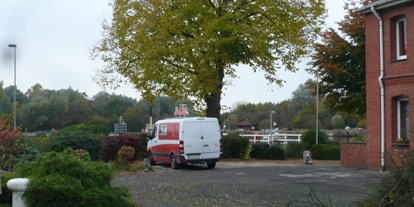 Motorhome parking space - Art des Stellplatz: bei Gewässer - Schleswig-Holstein - Fischerhütte