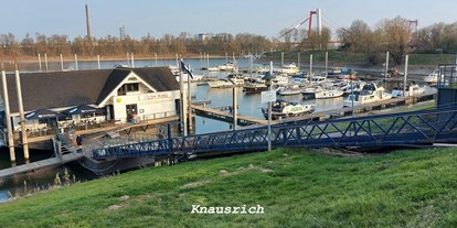 Motorhome parking space - Art des Stellplatz: bei Gewässer - Niederrhein - Yachthafen Emmerich