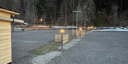 Reisemobilstellplatz - WLAN: am ganzen Platz vorhanden - Österreich - Beleuchtung und Stromsäulen  - Rast-Stellplatz Arnoldstein im Dreiländereck