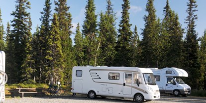Motorhome parking space - Surfen - Sweden - Trockener und ebener Wohnmbilstellplatz im Sommer - Galå Fjällgård