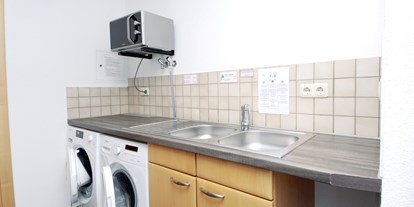 Reisemobilstellplatz - Stromanschluss - Spülmöglichkeit, Mikrowelle, Waschmaschine und Wäschetrockner - Galå Fjällgård