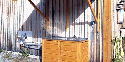 Motorhome parking space - Stromanschluss - Sweden - Außenküche und Handwaschbecken, jeweils mit Heißwasser - Galå Fjällgård
