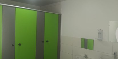 Motorhome parking space - Priepert - WC und Duschraum gleiche Optik aber in getrennten Räumen. - Campinghof Am Grünen Baum
