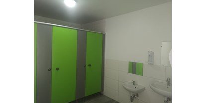 Reisemobilstellplatz - Duschen - Lärz - WC Kabinen, die von den Duschen sind fast genauso 2m x 1m. - Campinghof Am Grünen Baum