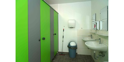 Reisemobilstellplatz - Entsorgung Toilettenkassette - Lärz - Männerduschen je 2 x 1 m mit integrierter Umkleide, Sitzbank, Harken und Ablage. - Campinghof Am Grünen Baum