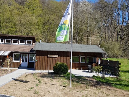 Reisemobilstellplatz - Umgebungsschwerpunkt: Berg - Sanitärgebäude und Rezeption - Wohnmobil- und Campingpark Ambergau