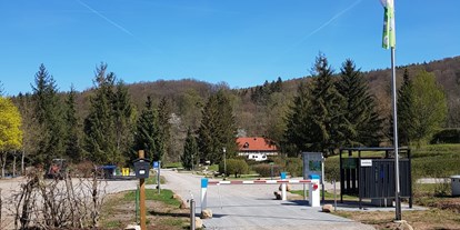 Motorhome parking space - Duschen - Harz - Schrankenanlage - Wohnmobil- und Campingpark Ambergau