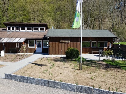 Reisemobilstellplatz - Stromanschluss - Rezeption und Sanitärgebäude - Wohnmobil- und Campingpark Ambergau