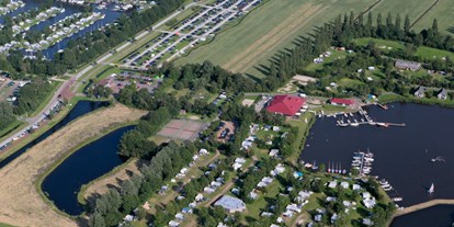 Reisemobilstellplatz - Art des Stellplatz: bei Gewässer - Bant - ein Teil von die Campingplatz von oben - RCN de Potten
