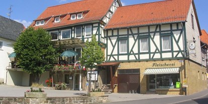Reisemobilstellplatz - Restaurant - Eisenach (Eisenach, Stadt) - Haupthaus mit Eingang von vorne.
Stellplätze liegen hinter dem Haus von der Straße weg. - Stellplatz am Hotel-Fleischerei Schneider