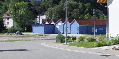Motorhome parking space - Bademöglichkeit für Hunde - Schwarzwald - Die Wohnmobilstellplätze in Zell im Wiesental befinden sich mitten im Ort, fußläufiges Einkaufen ist kein Problem. - Zell im Wiesental