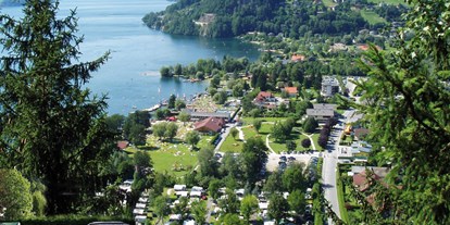 Reisemobilstellplatz - Millstättersee - Panorama auf den Millstätter See und Blick auf Seecamping Mössler und Strandbad Sittlinger - Schwimmbad Camping Mössler