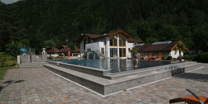 Reisemobilstellplatz - Umgebungsschwerpunkt: See - Wertschach - Beheiztes Freibad von 1. Mai bis 15. Oktober in Betrieb - Schwimmbad Camping Mössler