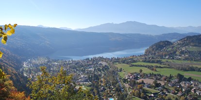 Reisemobilstellplatz - Umgebungsschwerpunkt: See - Kärnten - Blick von der Orchideenwand auf Döbriach und Millstätter See - Schwimmbad Camping Mössler