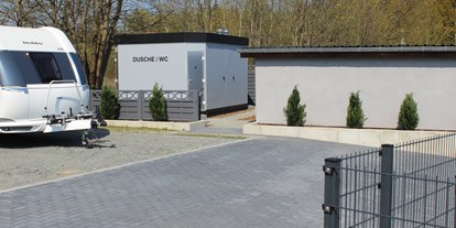 Motorhome parking space - Wohnwagen erlaubt - Rügen - Duschen und Toiletten - Wohnmobilstellplatz-Stralsund