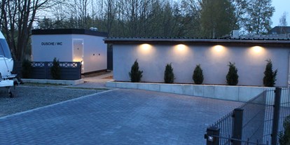 Motorhome parking space - Stromanschluss - Rügen - Duschen und Toiletten mit Beleuchtung am Abend - Wohnmobilstellplatz-Stralsund