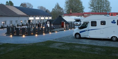Reisemobilstellplatz - Art des Stellplatz: bei Caravanhändler - Hinrichshagen (Vorpommern-Greifswald) - Blick auf den Wohnmobilstellplatz-Stralsund am Abend - Wohnmobilstellplatz-Stralsund