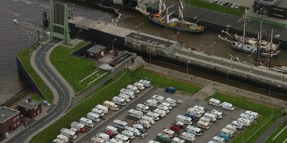Motorhome parking space - Grauwasserentsorgung - Nordseeküste - Der Reisemobil Stellplatz an der Doppelschleuse aus der Luft. - Reisemobilparkplatz Doppelschleuse