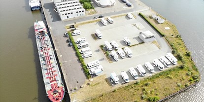 Motorhome parking space - Art des Stellplatz: bei Gewässer - Nordseeküste - Reisemobil-Parkplatz, Hoebelstr, Fischereihafen 1