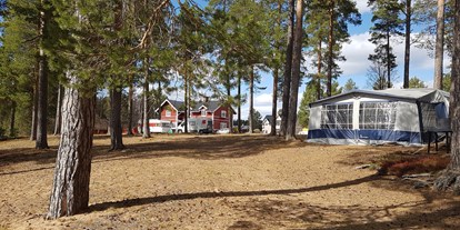 Reisemobilstellplatz - Entsorgung Toilettenkassette - Mittelschweden - Campingplatz mit Blick auf Herberge - Furudals Vandrarhem och Sjöcamping