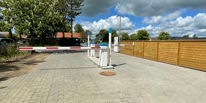 Reisemobilstellplatz - Art des Stellplatz: ausgewiesener Parkplatz - Dänemark - Eingang - Sunds SøCamp
