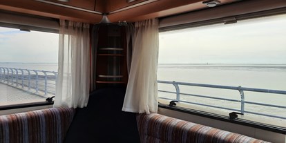 Reisemobilstellplatz - Umgebungsschwerpunkt: Meer - Wilhelmshaven - Aussicht aus dem Caravan  - Fliegerdeich am Südstrand