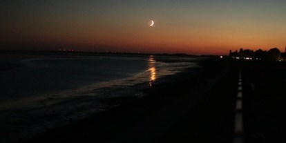 Reisemobilstellplatz - Umgebungsschwerpunkt: Meer - Nordseeküste - Blick bei Mondlicht auf den Jadebusen - der Ausblick ist beeindruckend - Fliegerdeich am Südstrand