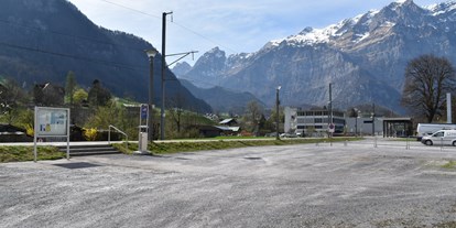 Reisemobilstellplatz - Umgebungsschwerpunkt: Berg - Schweiz - Ennenda, Bahnhofparkplatz