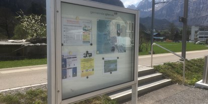 Reisemobilstellplatz - öffentliche Verkehrsmittel - Schweiz - Bahnhof Ennenda, SP Infotafel - Ennenda, Bahnhofparkplatz