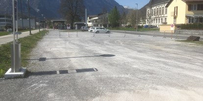 Motorhome parking space - Art des Stellplatz: bei Bergbahn - Switzerland - Bahnhof Enndenda Stellplatz 2022 mit Abschrankung - Ennenda, Bahnhofparkplatz