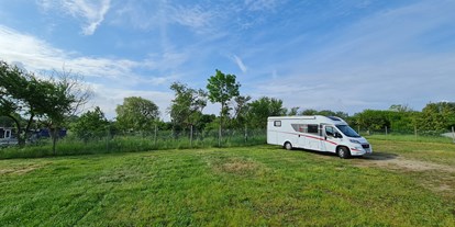 Motorhome parking space - Entsorgung Toilettenkassette - Seeland-Region - Large site with plenty space - even for large campers. - Alpina Marine
