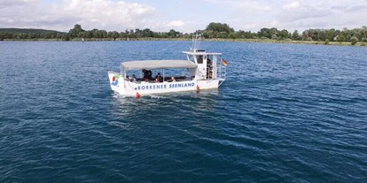 Reisemobilstellplatz - SUP Möglichkeit - Neuenstein (Hersfeld-Rotenburg) - Ausflugsboot "Wappen von Borken" auf einer Seenrundfahrt - Stellplatz am Singliser See