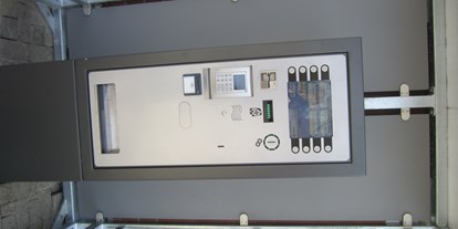 Reisemobilstellplatz - Umgebungsschwerpunkt: Meer - Niedersachsen - Automat zum Bezahlen von Gästebeitrag und Strom - Schützenplatz Esens