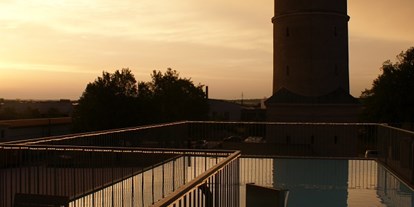 Reisemobilstellplatz - Entsorgung Toilettenkassette - Günzburg - Blick von der Dachterrasse des E-Café's auf den Wasserturm und den Stellplatz - Reisemobil Stellplatz im E-Park am Wasserturm