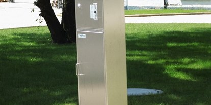 Reisemobilstellplatz - Entsorgung Toilettenkassette - Röfingen - Moderne, beleuchtete Stromsäulen sichern die Versorgung mit Energie. Auch wenn Sie bei Dunkelheit anreisen, Sie werden sich perfekt orientieren können - Reisemobil Stellplatz im E-Park am Wasserturm