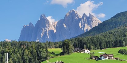 Reisemobilstellplatz - Umgebungsschwerpunkt: am Land - Italien - Die Geislergruppe über Villnöss - Sportbar Villnöss
