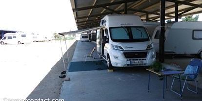 Reisemobilstellplatz - Duschen - Spanien - Schatten in einigen Stunden des Tages und zelten. - Multiparking La Jabega