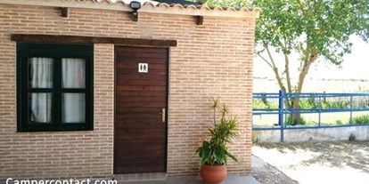 Motorhome parking space - Sevilla - WC-Block mit einer heißen Dusche - Multiparking La Jabega