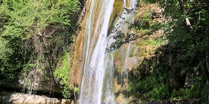 Reisemobilstellplatz - Stromanschluss - Grottazzolina - Gleich hinter der Stadt Ascoli Piceno in Richtung Rom sind viele Wasserfälle zu finden. Hier können Sie sich an heißen Tagen abkühlen. - Agriturismo Il Masso