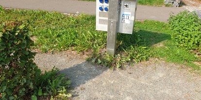 Motorhome parking space - Engelskirchen - Stromanschluss mit 1€Münzen - Wohnmobilstellplatz Ohler Wiesen