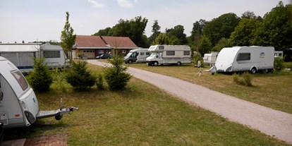Reisemobilstellplatz - Duschen - Kirchheim (Hersfeld-Rotenburg) - Stellplätze - Reisemobilstellplätze am KNAUS Campingpark Hünfeld-Praforst